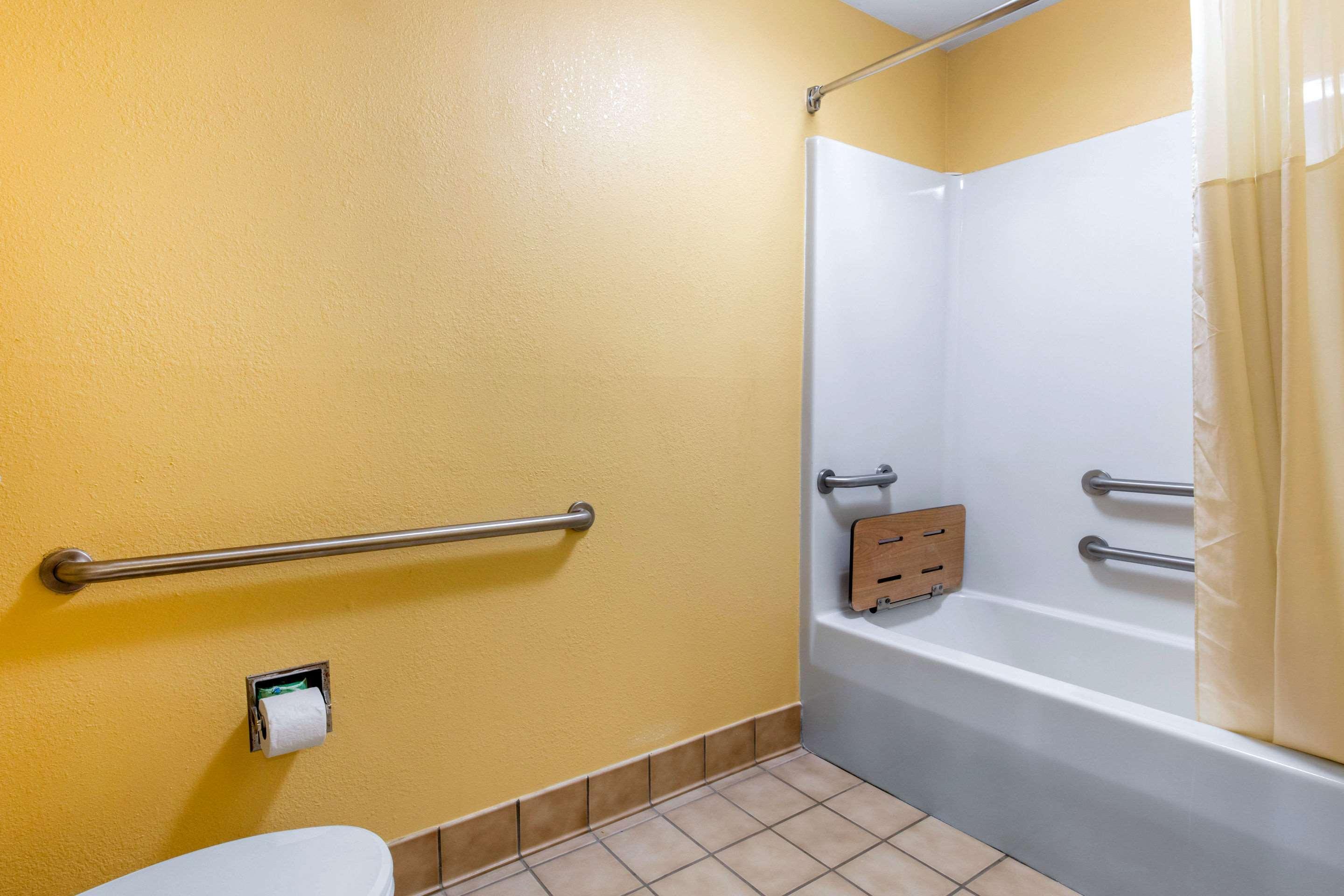 Quality Inn & Suites Montgomery East Carmichael Rd Exteriör bild