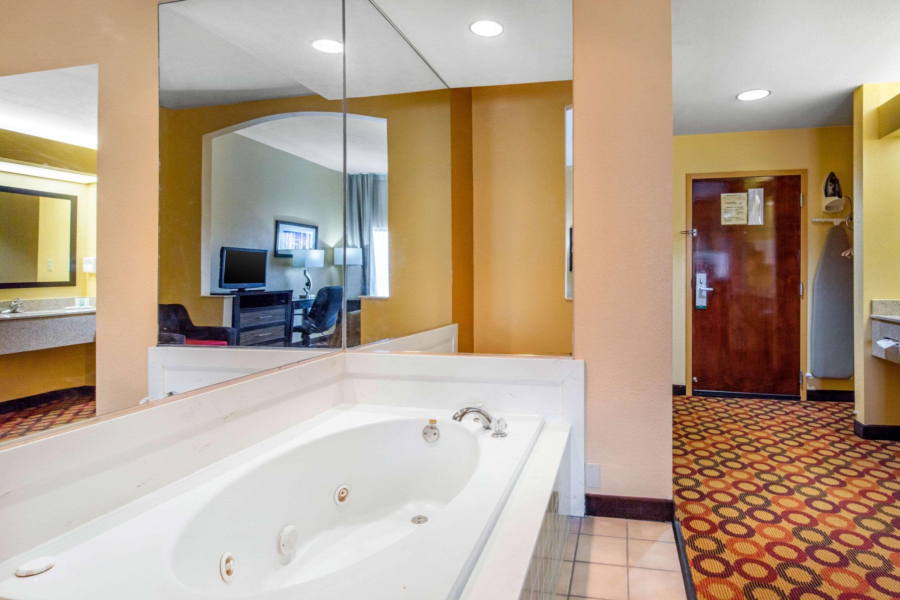 Quality Inn & Suites Montgomery East Carmichael Rd Exteriör bild