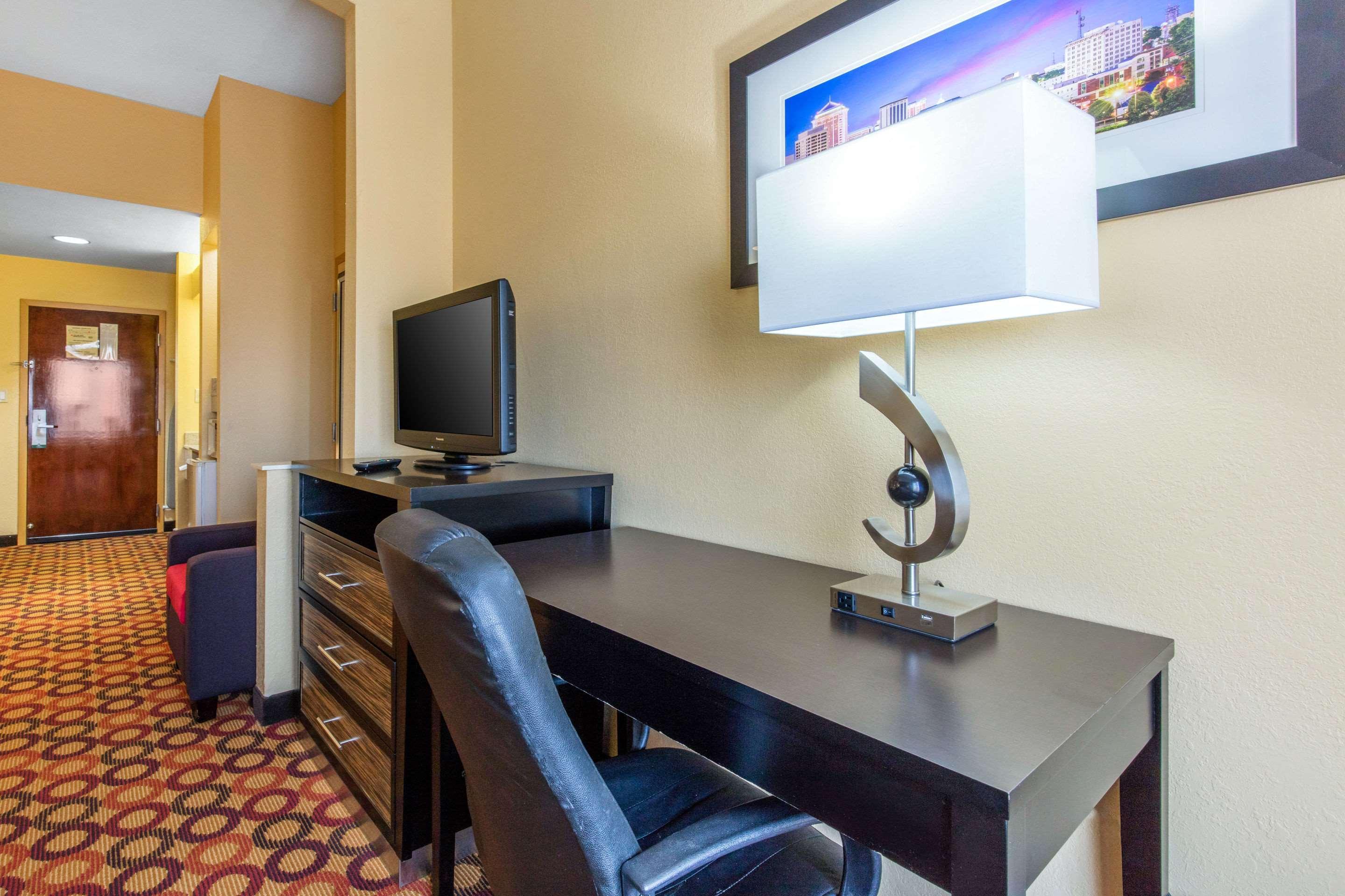 Quality Inn & Suites Montgomery East Carmichael Rd Exteriör bild